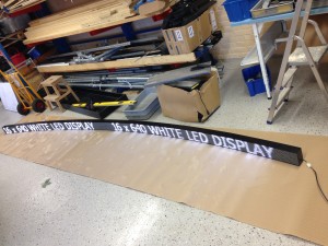 LED skylt svängd böjd konkav